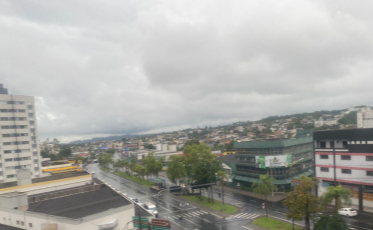 Mesmo com chuva, mar segue próprio para banho no litoral sul