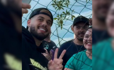 Zé Felipe é recebido por fãs no aeroporto de Forquilhinha
