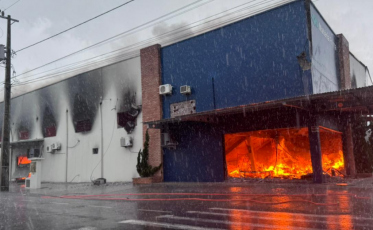 [Vídeo] Fogo gigante atinge indústria têxtil e mobiliza bombeiros em Turvo