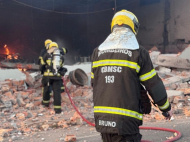 Incêndio em auto mecânica de Turvo deixou grande parte da estrutura destruída | Fotos: CBM/Divulgação/4oito