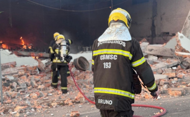 Novas fotos mostram cenário de destruição após incêndio em fábrica de tecidos em Turvo