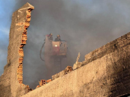 Fumaça, entulho e danos visíveis após incêndio atingir empresa em Turvo | Fotos: CBM/Divulgação/4oito