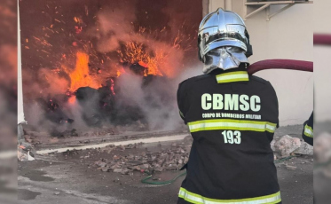 Novas fotos mostram cenário de destruição após incêndio em fábrica de tecidos em Turvo