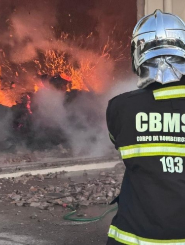 Novas fotos mostram cenário de destruição após incêndio em fábrica de tecidos em Turvo