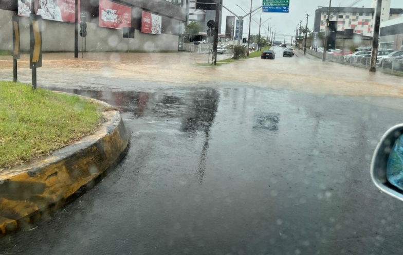 Volume de chuva esperado para 18 dias cai em uma hora em Criciúma; veja vídeos