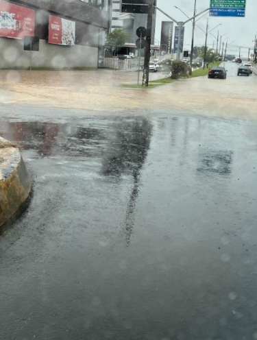 Volume de chuva esperado para 18 dias cai em uma hora em Criciúma; veja vídeos