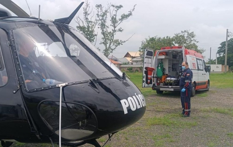 Homem é resgatado de helicóptero após afogamento em Imbituba