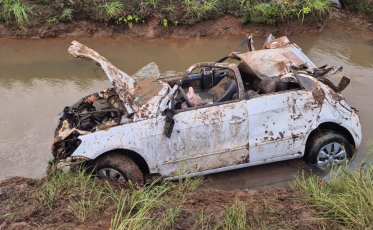 Veículo capota na SC-108 e deixa jovens feridas no Sul catarinense