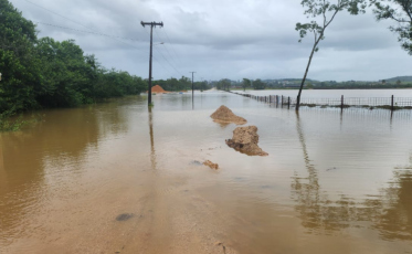 Rodovia é fechada após rio transbordar em SC