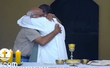 Avô abraça padre após saber da morte do neto durante missa: 'Sempre falava te amo' 