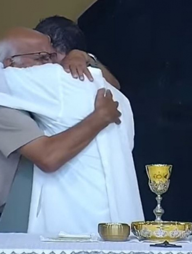 Avô abraça padre após saber da morte do neto durante missa em SC: 'Sempre falava te amo' 