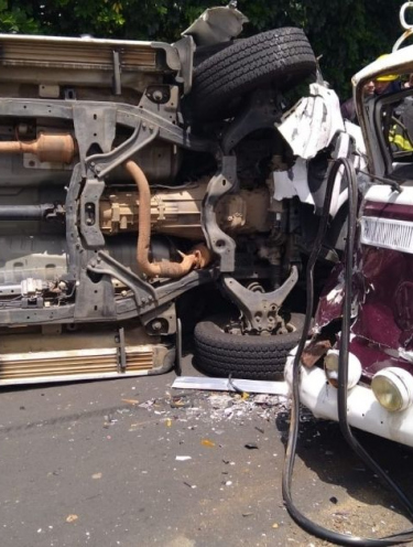 Acidente em Criciúma deixa três feridos após batida entre Kombi e caminhonete