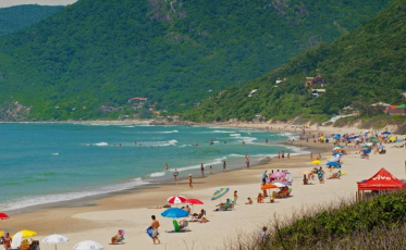 Do Extremo Sul a Torres, praias aquecem o turismo entre SC e RS