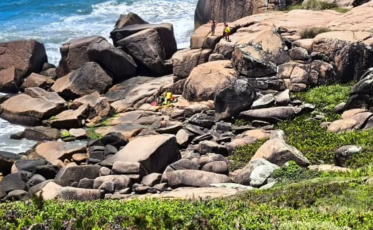 Tragédia no costão: homem morre após cair no mar