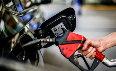 Petrobras reduz preço da gasolina em R$ 0,14 a partir desta terça