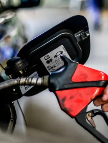 Petrobras reduz preço da gasolina em R$ 0,14 a partir desta terça
