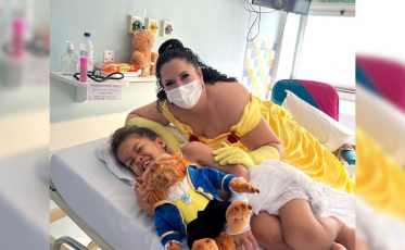 Tratamento reacende sonho de andar de menina paraplégica em SC