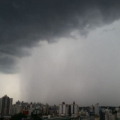 Ciclone extratropical coloca SC em alerta para temporais com raios e ventania
