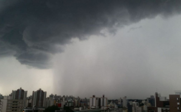 Ciclone extratropical coloca SC em alerta para temporais com raios e ventania