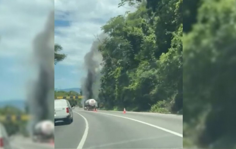 Veículo em chamas interdita BR-101, com liberação parcial no sentido Sul