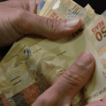 Abono salarial começa a ser pago a trabalhadores em fevereiro; veja as regras