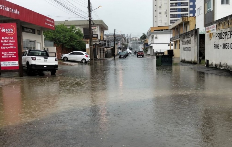 Temporal causa alagamentos e deixa quase 4 mil sem energia em Criciúma
