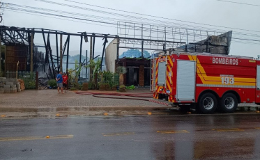 Incêndio em Garopaba destrói floricultura na SC-434