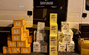 Carga com 390 garrafas de bebidas estrangeiras é apreendida em cidade de SC