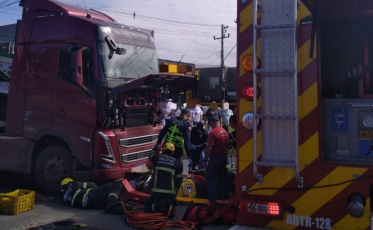 Colisão entre caminhão e moto deixa duas mulheres feridas em Criciúma