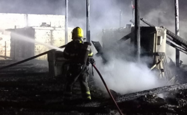 Incêndio destrói galpão de madeira em Balneário Arroio do Silva