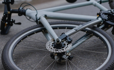 Ciclista de 19 anos fica ferido após atropelamento em Criciúma