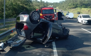 Capotamento na Via Rápida deixa motorista ferida em Criciúma