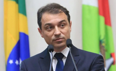 Carlos Moisés anuncia pré-candidatura nas eleições 2026 mesmo sem partido