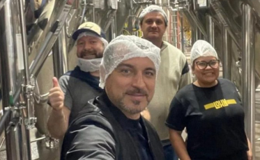 Ex-governador vira cervejeiro cigano e cria receita inspirada em praia paradisíaca