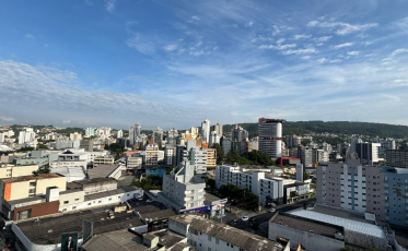 Tempo muda nesta sexta e máximas ficam abaixo dos 30°C em SC