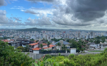 Risco de temporais e temperaturas abaixo dos 30°C marcam o domingo em SC