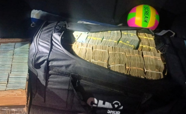 R$ 2 milhões escondidos: cheiro de maconha revela fortuna em porta-malas de carro na BR-101 