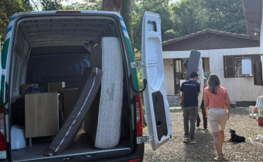 Famílias de Cocal do Sul recebem doações após enchente: 'Agora dá para recomeçar'