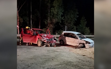 Mulher e cinco crianças ficam feridas após colisão em Lauro Müller