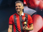 Clima de Oscar! Na véspera da premiação, Wagner Moura é homenageado pelo clube do coração