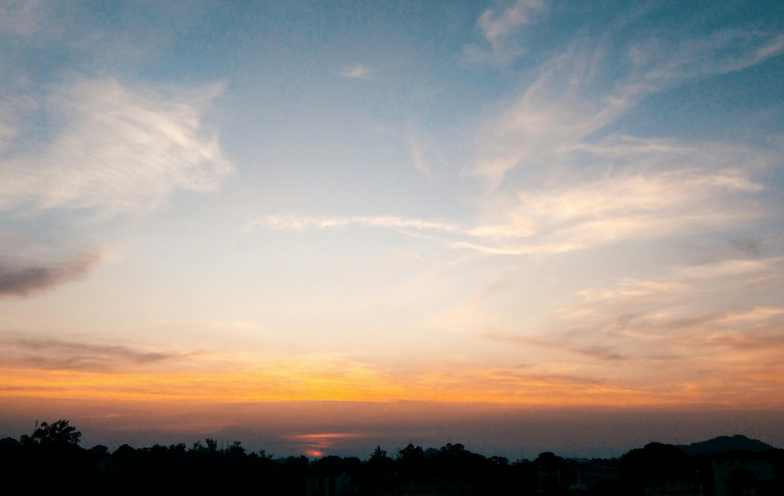 Garoa marca a noite e calor ganha força até o fim de semana