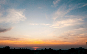 Garoa marca a noite e calor ganha força até o fim de semana