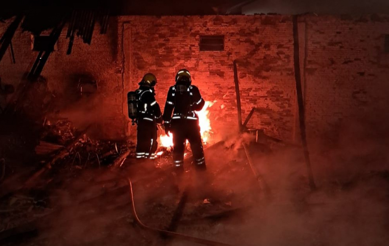 Fogo consome palvilhão comercial e ameaça casa próxima em Araranguá