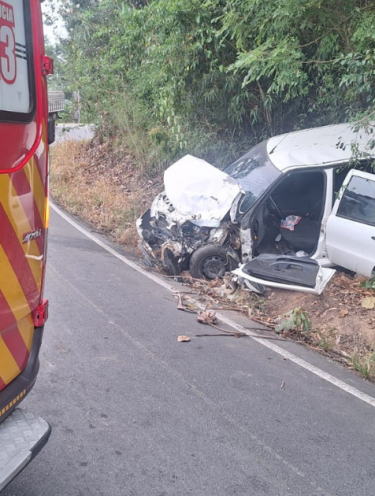 Colisão frontal deixa motorista ferido em Braço do Norte