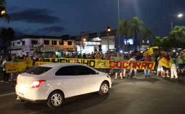 Manifestantes bloqueiam Avenida Centenário e cobram segurança no Pinheirinho