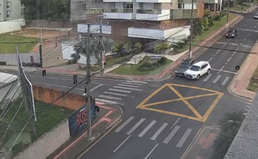 Rua dos acidentes: carro tem a frente cortada e bate contra muro na Hercílio Luz