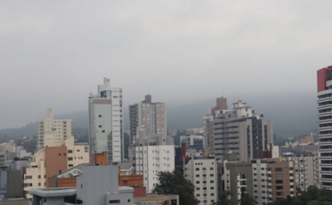 Segunda-feira pós-Páscoa com chuva fraca e temperaturas amenas em SC