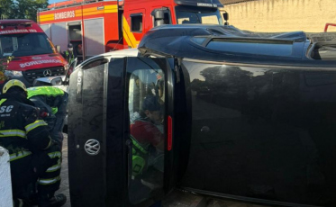 Mulher e criança ficam feridas após capotamento em Criciúma 