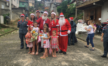 Crianças carentes recebem presentes de Bombeiros de Orleans