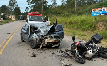 Mulher morre após colisão entre carro e moto em Lauro Müller